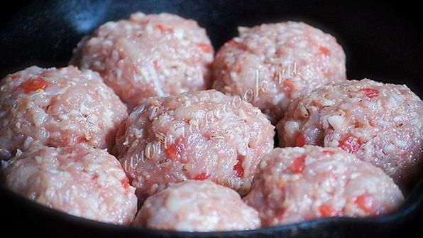 куриные тефтели с коричневым рисом в соусе