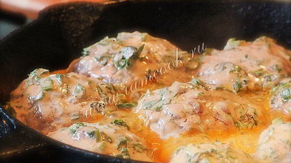 куриные тефтели с коричневым рисом в соусе