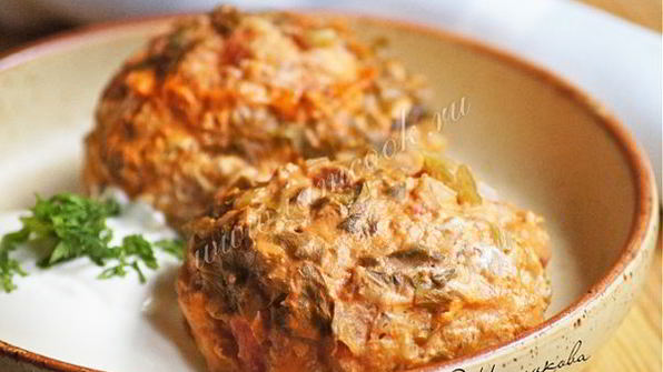 куриные тефтели с коричневым рисом в соусе