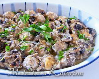 Куриные тефтели в грибном соусе