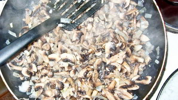 куриные тефтели в грибном соусе