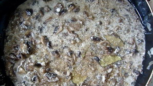 куриные тефтели в грибном соусе