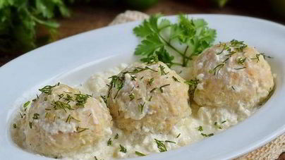 Куриные тефтельки под сметанным соусом