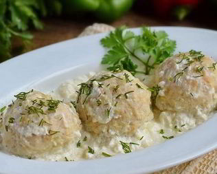 Куриные тефтельки под сметанным соусом