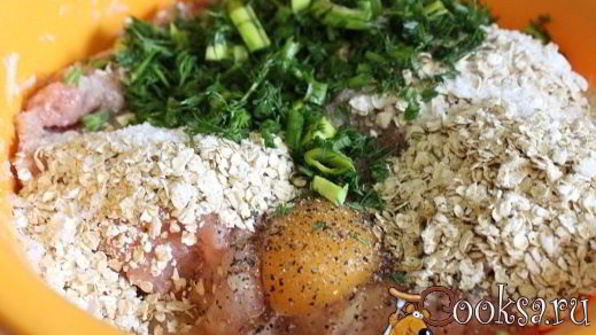 паровые куриные тефтели с овощами и овсяными хлопьями