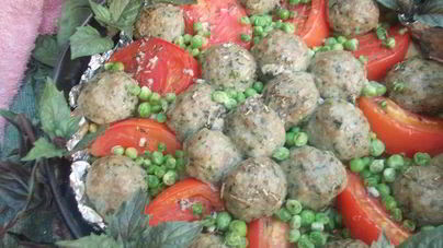 Печеные овощи с мясными тефтелями
