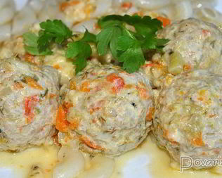Тефтели из фарша с овощами в сметане