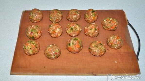 тефтели из фарша с овощами в сметане