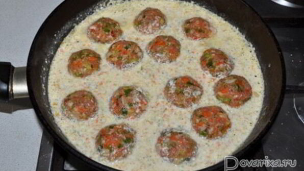 тефтели из фарша с овощами в сметане