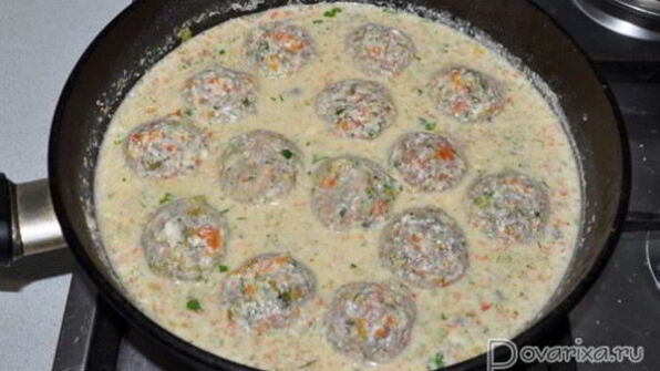 тефтели из фарша с овощами в сметане