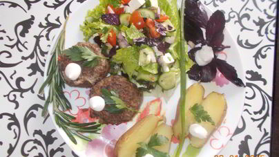 Тефтели из красного риса, запеченные в духовке