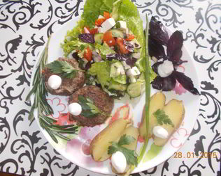 Тефтели из красного риса, запеченные в духовке