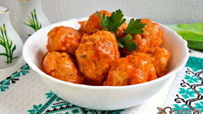 Тефтели из куриного фарша с пшеничной кашей в томатном соусе