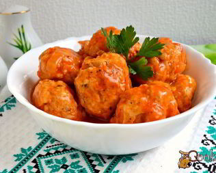 Тефтели из куриного фарша с пшеничной кашей в томатном соусе