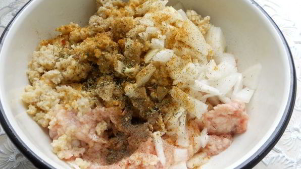 тефтели из куриного фарша с пшеничной кашей в томатном соусе