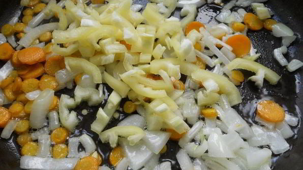 тефтели из куриного фарша с пшеничной кашей в томатном соусе