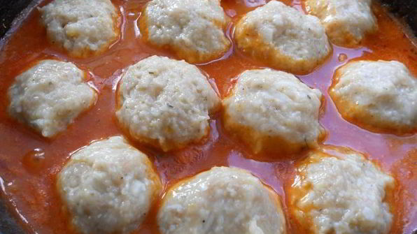 тефтели из куриного фарша с пшеничной кашей в томатном соусе