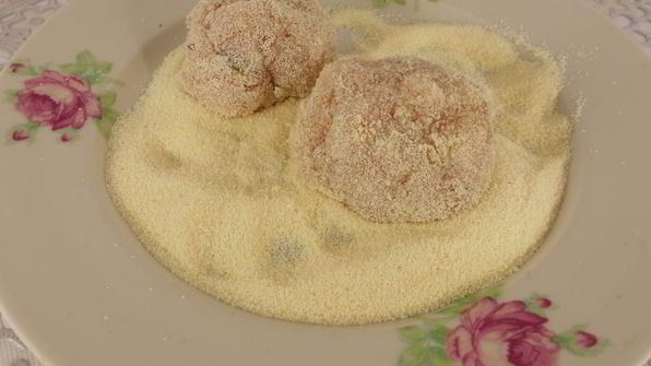 тефтели из свинины и курицы в панировке из манки в сметанном соусе