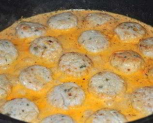 Тефтели куриные в сметанном соусе