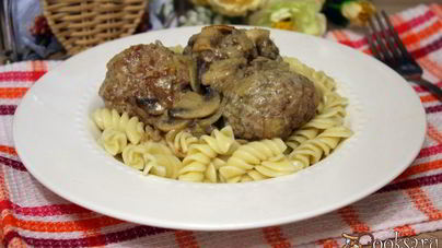 Тефтели с гречкой в сметанно-грибном соусе