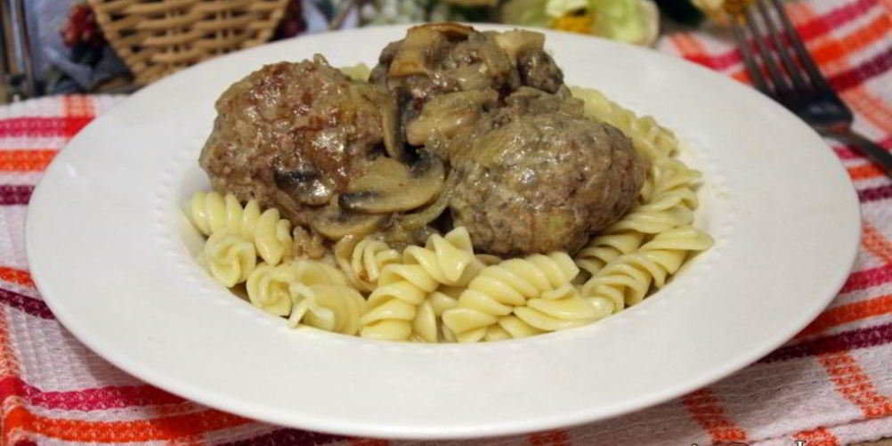 Рецепт тефтели с гречкой в сметанно-грибном соусе