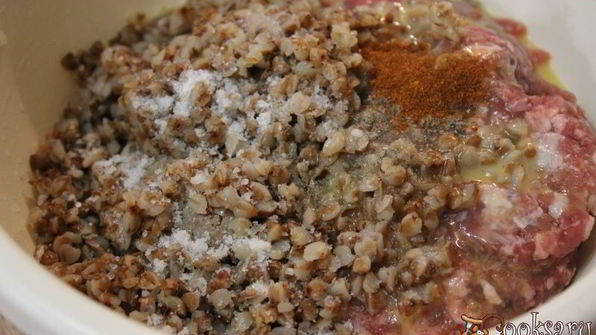 тефтели с гречкой в сметанно-грибном соусе