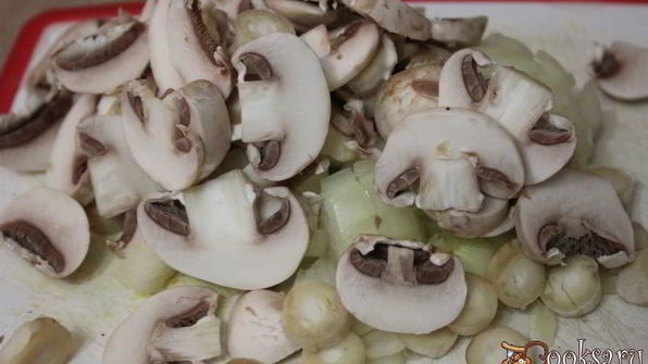 тефтели с гречкой в сметанно-грибном соусе