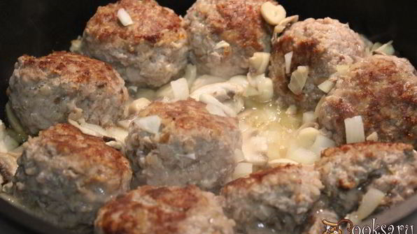 тефтели с гречкой в сметанно-грибном соусе