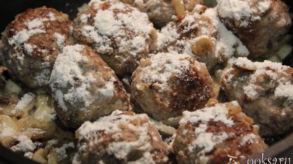 тефтели с гречкой в сметанно-грибном соусе