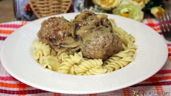 тефтели с гречкой в сметанно-грибном соусе