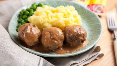 Тефтели с яйцом в сливочно-томатном соусе