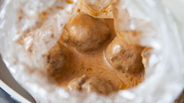 тефтели с яйцом в сливочно-томатном соусе