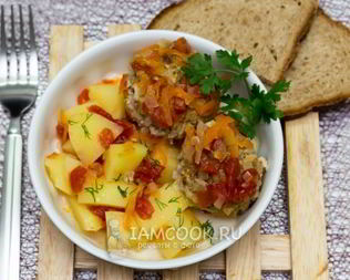 Тефтели, тушенные с картофелем