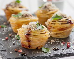 Тефтели в гнездах из спагетти