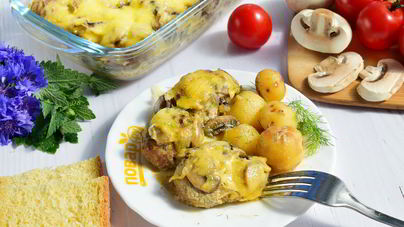 Тефтели в грибном соусе под сыром