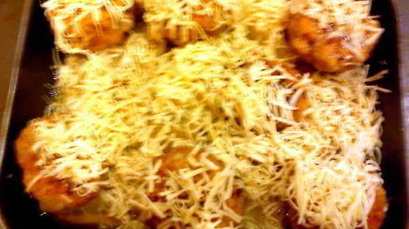 тефтели в пикантном соусе, запеченые с картофелем