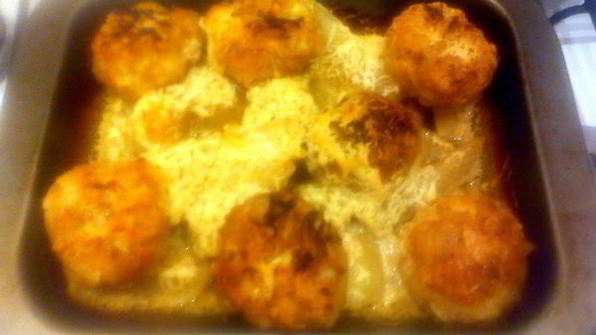 тефтели в пикантном соусе, запеченые с картофелем