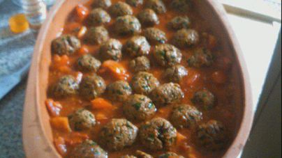 Тефтели в томатном соусе с яйцами