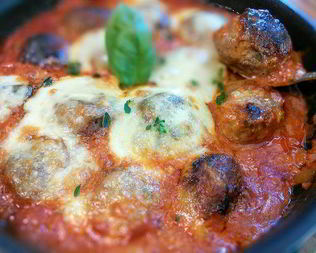 Тефтели, запеченные с моцареллой