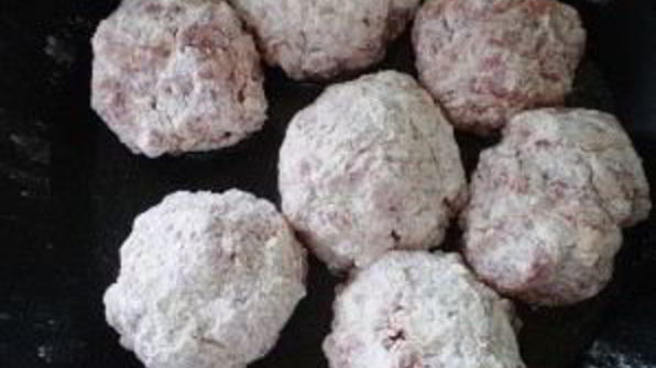 тефтели, запеченные в духовке в сметанном соусе