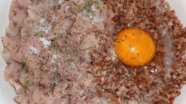 тефтельки из курицы и гречки в соусе