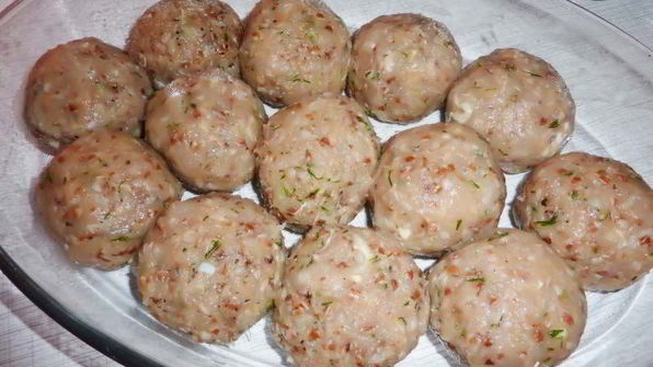 тефтельки из курицы и гречки в соусе