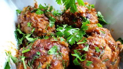 Тефтельки, запеченные в баклажанном соусе