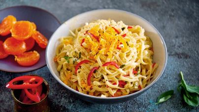 Трижды яичная лапша с чили и соленым желтком