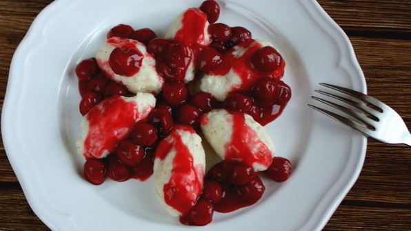 ленивые вареники с вишневым соусом