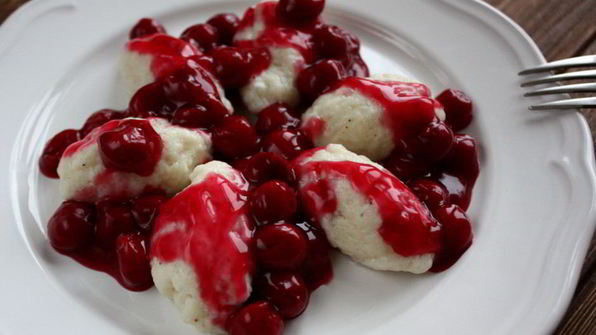 ленивые вареники с вишневым соусом