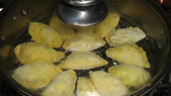 паровые вареники с зеленью и яйцом