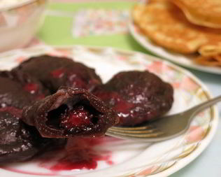 Шоколадные вареники с ягодами