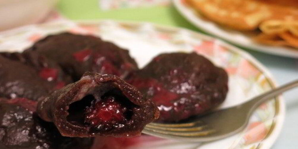 Рецепт шоколадные вареники с ягодами