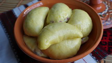 Творожное тесто для вареников с вишней